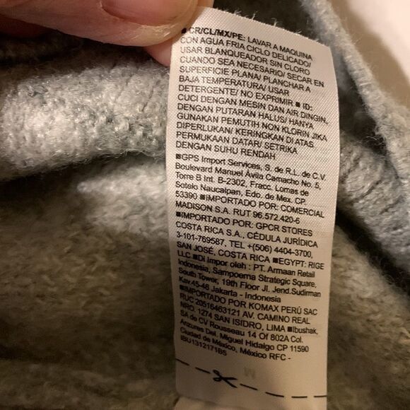 Old Navy size medium gray and white sweater. 70% acrylic very soft - Picture 5 of 5